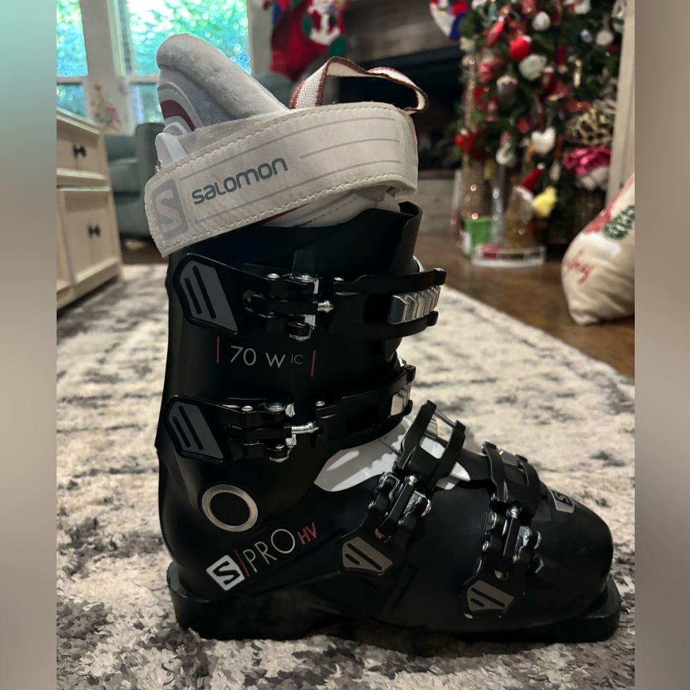 Salomon Women’s Ski Boots ProHV include ski boot bag